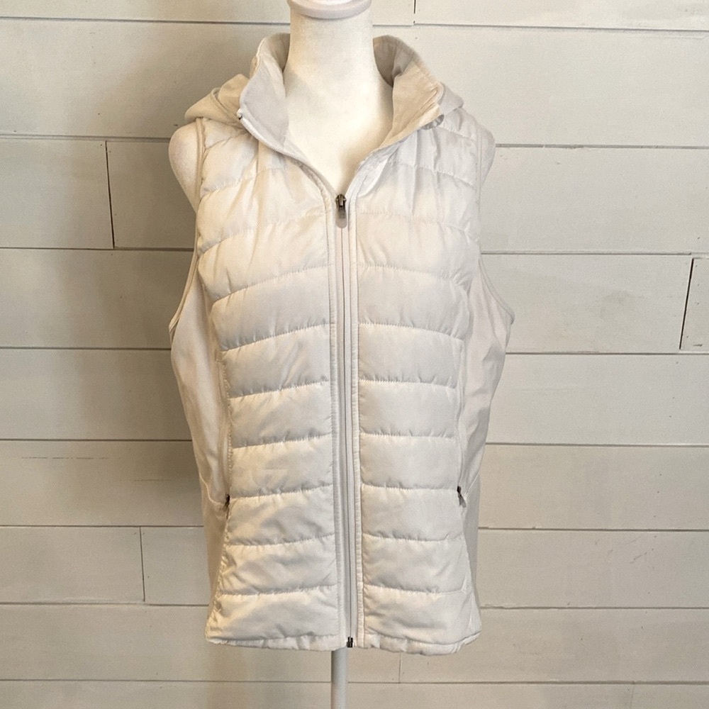 Hooded puffy vest. Size L. White, with pockets.